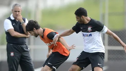 Wallace marca Alexandre Pato em treino do Corinthians