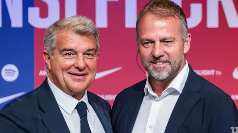 Joan Laporta, presidente do Barcelona e Hansi Flick, treinador do clube (Photo by Eric Alonso/Getty Images)