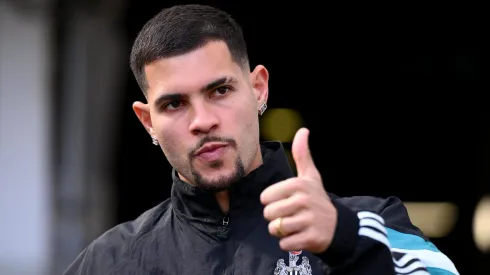 Bruno Guimarães, mei-campista brasileiro do Newcastle (Photo by Stu Forster/Getty Images)