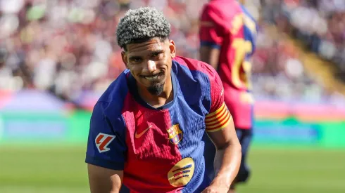 Atitude de Ronald Araújo causa nova revolta na torcida do Barcelona: "Virou bagunça".  (Photo by Judit Cartiel/Getty Images)