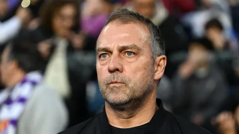 Hansi Flick vai seguir no comando do Barcelona