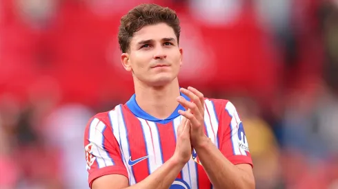 Barcelona e Atlético de Madrid podem fechar troca de jogadores envolvendo Julián Álvarez. (Photo by Fran Santiago/Getty Images)