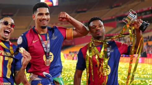 Jogador do Barcelona volta atrás e decide atender pedidos para deixar o clube. (Photo by Fran Santiago/Getty Images)