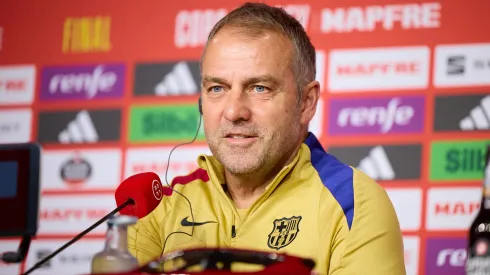 Hansi Flick fica no Barcelona até 2027