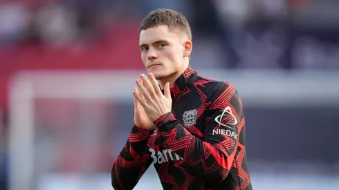 Florian Wirtz, meia do Bayer Leverkusen, pode acertar com o Liverpool. Foto: Pau Barrena