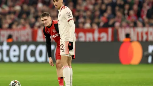 O Bayer Leverkusen quer o japonês para repor a possível saída de Wirtz, enquanto o Bayern de Munique surge como um obstáculo poderoso, com suas armas financeiras e prestígio. (Foto de Alexander Hassenstein/Getty Images)