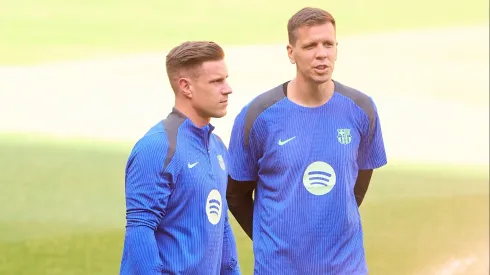 Szczesny dá soco em Lewandowski durante treino do Barcelona e momento viraliza na web; Veja. (Photo by Fran Santiago/Getty Images)