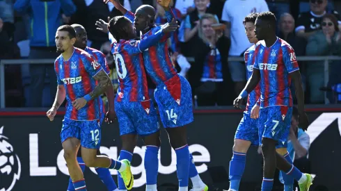 A cláusula de rescisão e o histórico de negócios entre Bayern e Crystal Palace são fatores que podem decidir o futuro do meio-campista inglês. (Foto de Mike Hewitt/Getty Images)