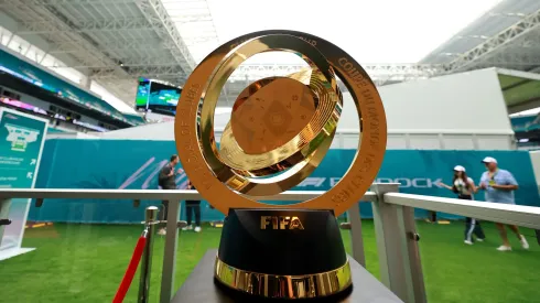 Nova taça do Mundial de Clubes de 2025. (Photo by Hector Vivas/Getty Images)