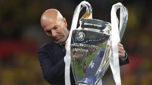 Zidane com a taça da Champions League. Foto: Lars Baron/Getty Images