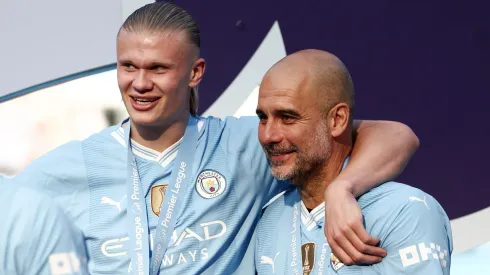 Haaland abraça Guardiola no Manchester City. Foto: Naomi Baker