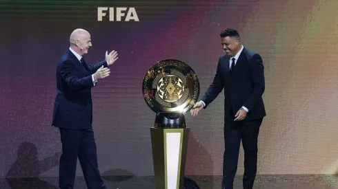 Gianni Infantino e Ronaldo lado a lado com o troféu no meio. Foto: Brennan Asplen/Getty Images