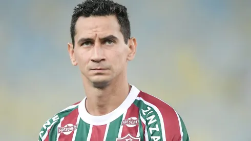 Ganso, acompanhado pelo Santos e jogador do Fluminense. Foto: Thiago Ribeiro/AGIF