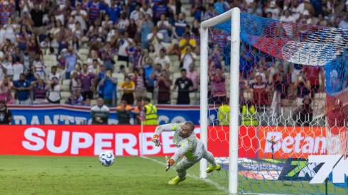 O Verdão chegou a oferecer cerca de 11,3 milhões de reais, mas o goleiro de 25 anos assegurou que está focado em suas metas no clube gaúcho. Foto Lucas EmanuelAGIF