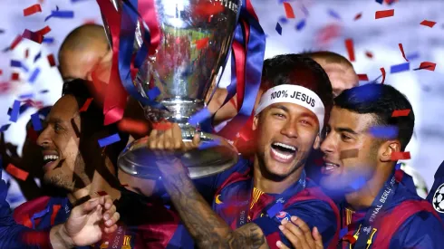 Neymar com a taça da Champions League. Foto: Paul Gilham/Getty Images