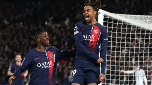 Dembélé e Barcola comemorando gol do PSG. Foto: Alex Pantling