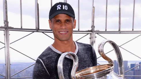 Rivaldo com a taça da Champions League. Foto: Stephen Lovekin/Getty Images for Heineken