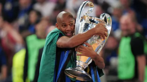 Maicon comemorando com a taça da Champions League. Foto: Shaun Botterill