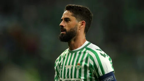 Sevilla e Betis disputam o meia, reacendendo memórias e emoções no futebol andaluz. (Foto de Richard Heathcote/Getty Images)