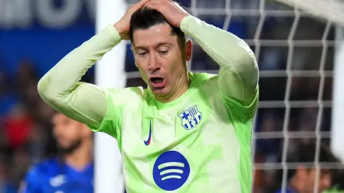 Apesar de brilhar no Aston Villa, o atacante quer vestir a camisa do Barcelona, mas obstáculos financeiros e negociações tensas colocam seu futuro em suspense. (Foto de Angel Martinez/Getty Images)