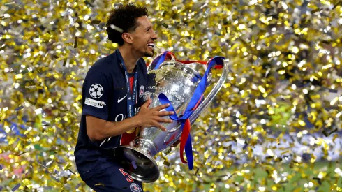 Marquinhos com a taça da Champions League. Foto: Carl Recine