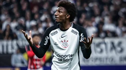 Dorival Júnior e Talles Magno foram alvos das críticas, enquanto Rodrigo Garro apareceu como destaque positivo. Foto: Fabio Giannelli/AGIF