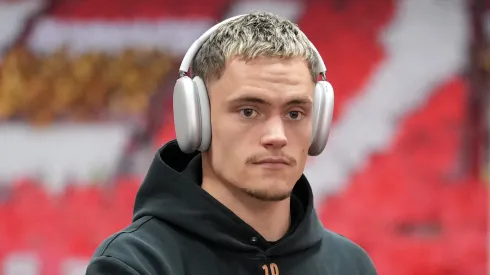 Florian Wirtz antes de jogo pelo Bayer Leverkusen