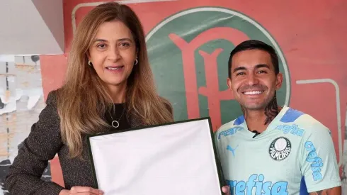 Leila Pereira entregou homenagem ao Dudu pelos 350 jogos disputados com o Palmeiras. Fabio Menotti/S.E. Palmeiras
