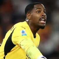 Chelsea sinaliza oferta milionária por Mike Maignan em meio a saída de Robert Sánchez