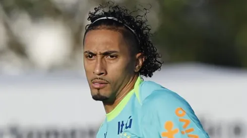 Raphinha, suspenso, não encara o Equador. (Photo by Miguel Schincariol/Getty Images)