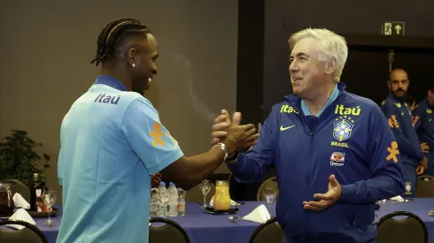 Vini Jr e Ancelotti se cumprimentam no hotel da Seleção Brasileira. Foto: Rafael Ribeiro/Flickr CBF
