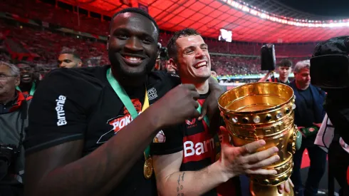 Boniface e Xhaka comemorando título com o Bayer Leverkusen. Foto: Stuart Franklin