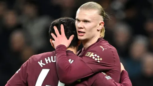 Erling Haaland e Abdukodir Khusanov pelo Manchester City (Photo by Shaun Botterill/Getty Images)