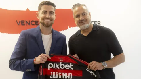Em seu primeiro dia no Ninho do Urubu, Jorginho mostrou entusiasmo com o desafio de vestir a camisa 21 do Flamengo. Foto:Adriano Fontes/Flamengo