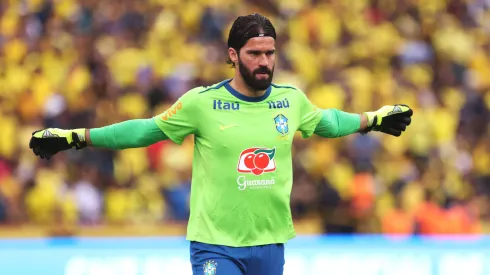 Alisson em ação no duelo contra o Equador