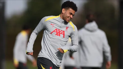 Com interesse de clubes como Al-Nassr, Napoli, Bayer Leverkusen e Chelsea, o atacante argentino terá uma decisão importante pela frente. (Foto de Lewis Storey/Getty Images)