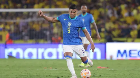 Casemiro em duelo contra o Equador