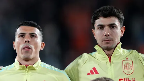 Martín Zubimendi junto com Pedro Porro pela Espanha