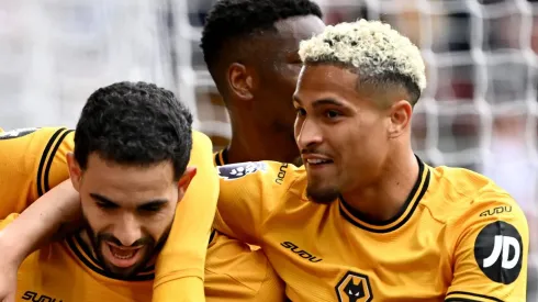 Jogadores do Wolverhampton se abraçam. Foto: Dan Mullan/Getty Images