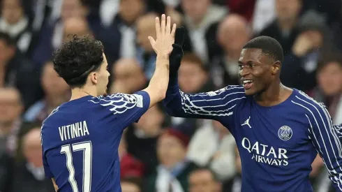 Nuno Mendes cumprimenta Ousmane Dembélé. Foto: Carl Recine/Getty Images