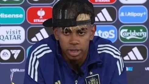 Yamal com bonê para trás durante coletiva. Foto: Reprodução