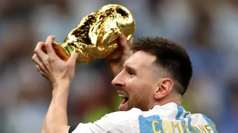 Messi com o troféu da Copa do Mundo. Foto: Lars Baron/Getty Images