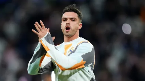 Raúl Asencio é mantido por Xabi Alonso na zaga. Foto: Angel Martinez/Getty Images