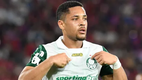 Deco revela o principal motivo de Vitor Roque não ter dado certo no Barcelona (Photo by Christian Alvarenga/Getty Images)