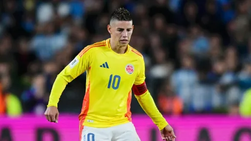 James Rodríguez recebe cobrança de Messi. Foto: Marcelo Endelli/Getty Images