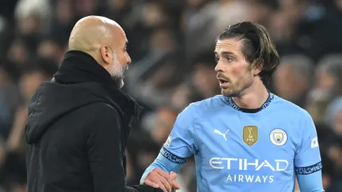 Grealish recebe orientação de Guardiola. Foto: Michael Regan/Getty Images