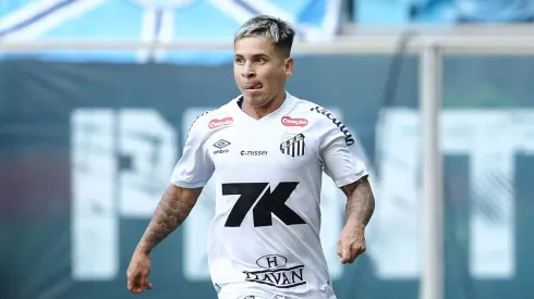 A diretoria do Santos trabalha nos bastidores para contratar um novo atacante após a saída de Soteldo. (Foto de Pedro H. Tesch/Getty Images)