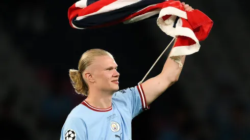 Haaland com a bandeira da Noruega. Foto: David Ramos/Getty Images