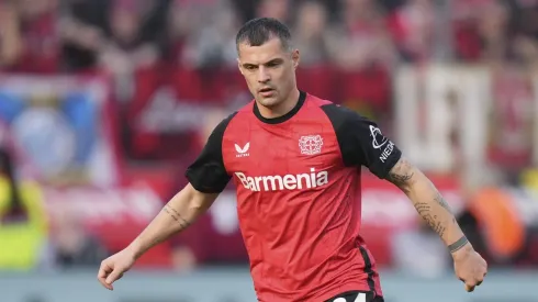 O Milan acompanha de perto a situação de Granit Xhaka e estuda uma investida pelo jogador do Bayer Leverkusen. (Foto de Pau Barrena/Getty Images)