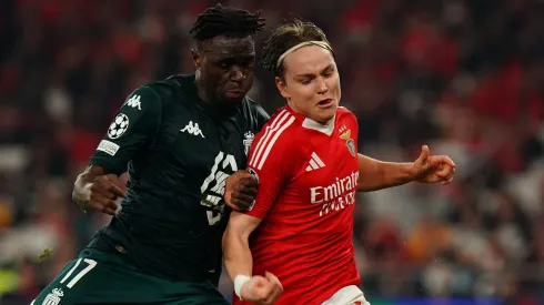 Wilfried Singo, lateral-direito de 24 anos do Monaco, vem despertando interesse de clubes importantes como Arsenal e Atlético de Madrid na atual janela de transferências.  (Foto de Gualter Fatia/Getty Images)